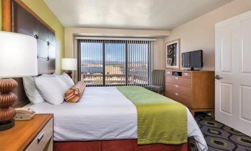 Enjoy all Reno has to offer in this 2BD resort condo with outdoor pool or hot tub - image 5
