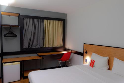 Standard Double Room image 9