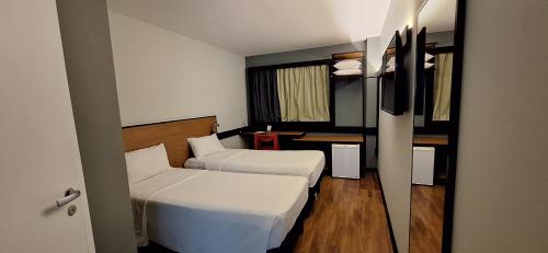 Twin Room image 4