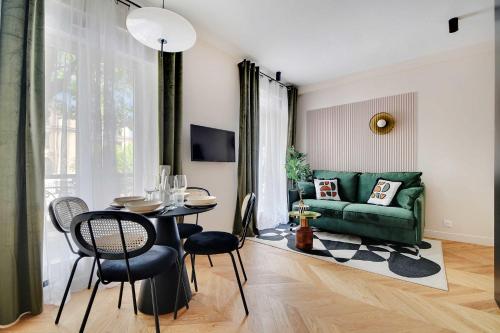 Entire apartment near the Eiffel Tower, Paříž