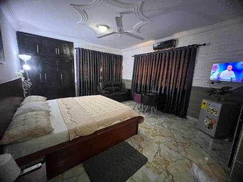NESTA BARRON -Home Away from Home in มาดินา