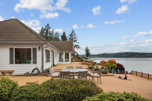 Spacious Beach Front Home on Hood Canal