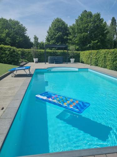 สระว่ายน้ำ, Prachtig en zeer ruim vakantie-appartement "BijFlore" in โลเชม