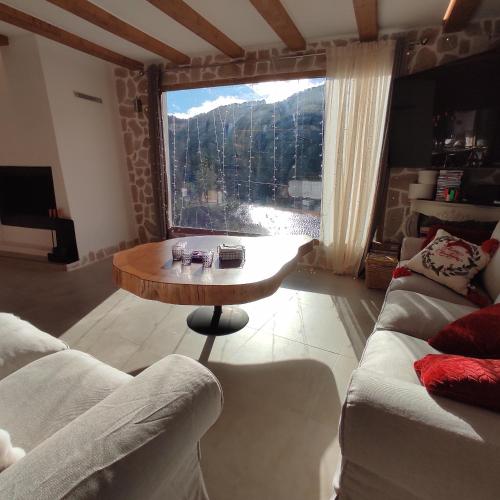 Koplietošanas atpūtas telpa ar TV, Casas Lacambra 4DORMITORIOS, piscina, barbacoa y vistas espectaculares in Casas de Ves