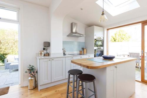 Charming Seaside Cottage - 5-Min Walk to Beach Charming Seaside Cottage - 5-Min Walk to Beach