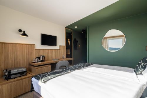Everness Hotel & Resort - image 8