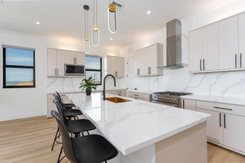 4000SF Waterfront Home, With Pool, Sleeps 20 4000SF Waterfront Home, With Pool, Sleeps 20