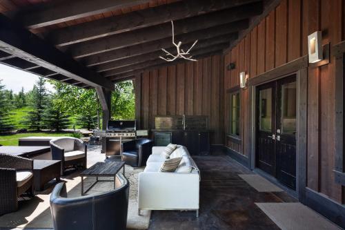 設施, 懷特菲什小屋酒店 (Lodge at Whitefish Lake) in 白魚鎮