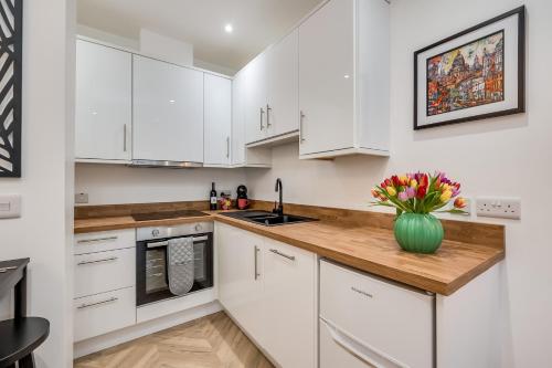Stylish 2 Bedroom Apartment in Belfast in วิลการ์ พาร์ค แอเรีย