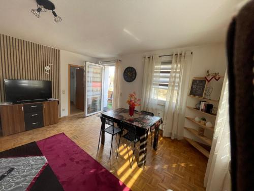 Super Monteurwohnung mit Balkon und Parkplatz, bei Bayreuth ruhig, 4 Betten Wifi, Küche in Creez, Deutschland