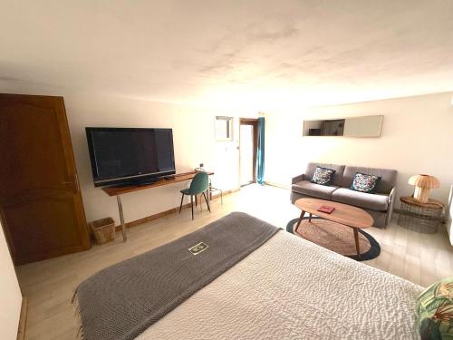 1 queen bed, 1 sofa bed