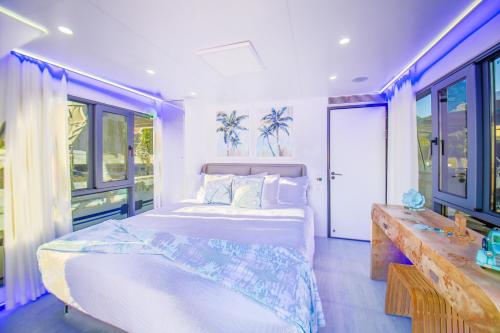 Unique Houseboat Rental Unique Houseboat Rental