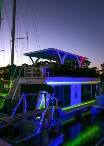 Unique Houseboat Rental Unique Houseboat Rental