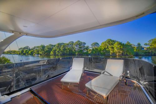 Unique Houseboat Rental Unique Houseboat Rental