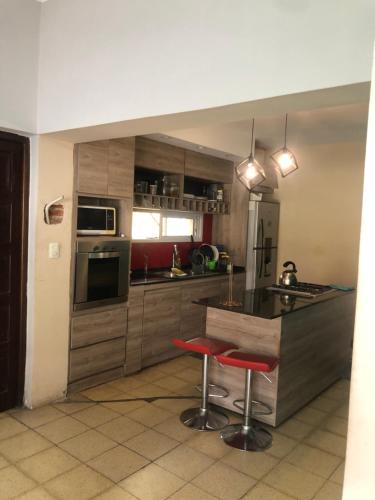 Casa céntrica con pileta y cochera privada