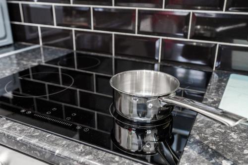 Cozy 2 Bed Apartment - Unlimited Wi-Fi - Free Parking - Sleeps 6 - By Old Trafford, Манчестер (фото 8)
