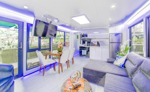 Unique Houseboat Rental Unique Houseboat Rental