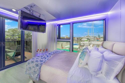 Unique Houseboat Rental Unique Houseboat Rental