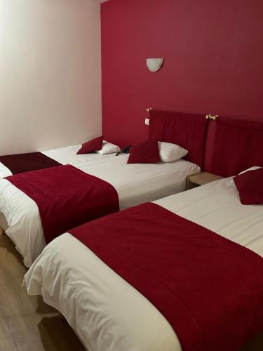 1 double bed, 1 twin bed