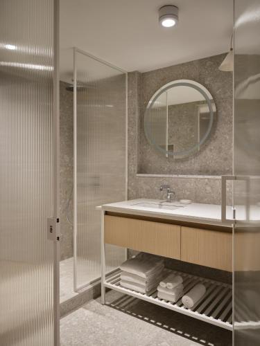 One-Bedroom Apartment image 2