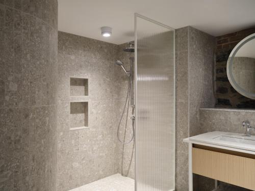 One-Bedroom Apartment image 1