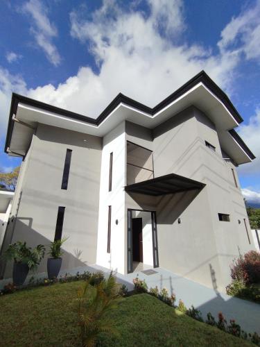 Casa con Piscina y jacuzzi, vista al Volcán Tenorio (Casa con Piscina y jacuzzi, vista al Volcan Tenorio) in Bijagua De Upala