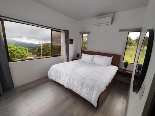 Casa con Piscina y jacuzzi, vista al Volcán Tenorio (Casa con Piscina y jacuzzi, vista al Volcan Tenorio) in Bijagua De Upala