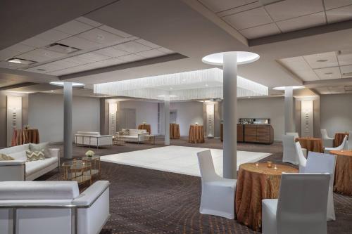 Renaissance Des Moines Savery Hotel - image 6