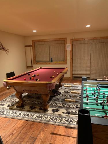 Brand New Upscale Home, Hot Tub, Foosball