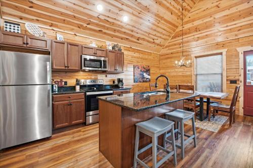 Moondance Cabin-Enjoy Your Journey To The Smokies! in Gatlinburg, USA