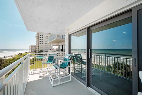 Large balcony with direct oceanfront views and access to complex pool, New Smyrna Beach (foto 9)