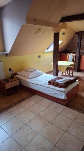 Single Room with Shared Bathroom