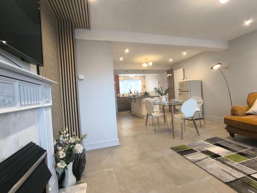 Spotless and Spacious Manchester Home, Manchester (zdjęcie 9)