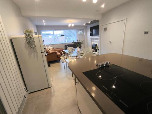 Spotless and Spacious Manchester Home, Manchester (zdjęcie 8)