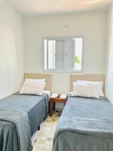 2 twin beds