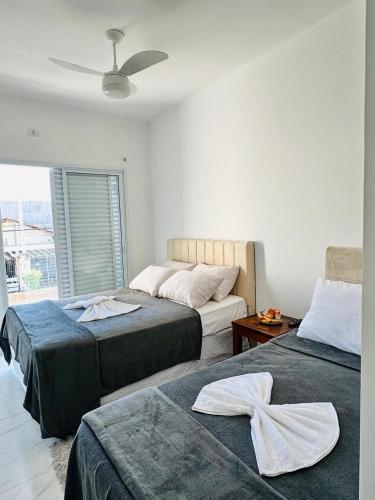 1 double bed, 1 twin bed