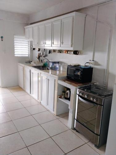кухня, Belle Vue 2 Bedroom Apartment in Лаборі
