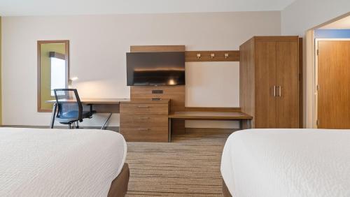 2 queen beds