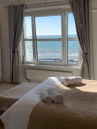 Beach View - A Coastal Retreat with Historic Charm Sleeps 10 Pets are welcome – khách sạn tại Sandgate & West Folkestone