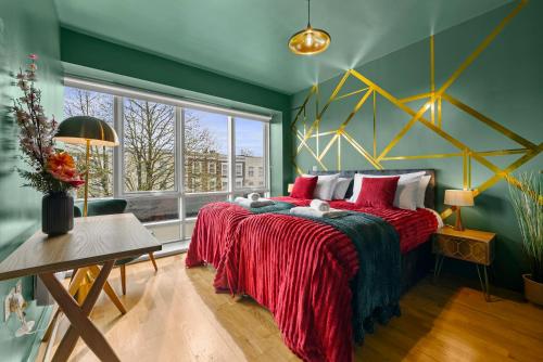 Dapper Suite in bustling Holloway, Islington by Gold Stays, Londyn