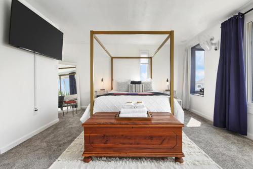 Yinz Retreat Above the City - image 5