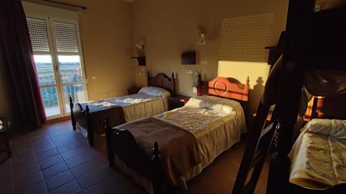 2 twin beds, 2 bunk beds