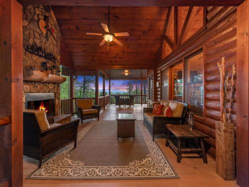 Soaring Hawk Lodge 15 Minutes Downtown Blue Ridge in Morganton, USA