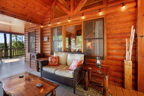 Soaring Hawk Lodge 15 Minutes Downtown Blue Ridge in Morganton, USA