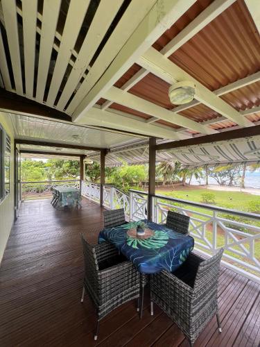 Fare Mama Rota - au bord de l'ocean in Raiatea