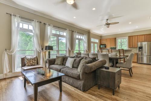Waters Edge Lodge in Big Canoe