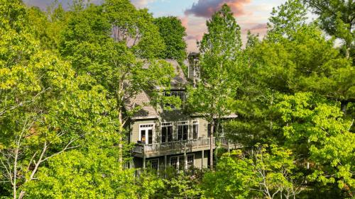 Waters Edge Lodge in Big Canoe