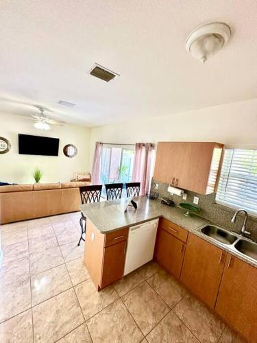 Luxury DreamStay Miami 3BED 2BATH King Suite in South Miami Heights