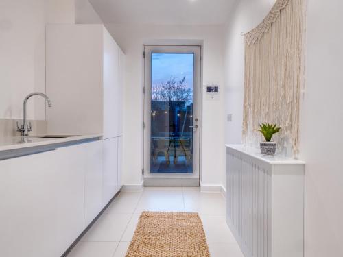 Konyha, Cambridge - hot tub, sauna, parking, pool table in Trumpington