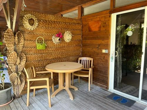 balkon/terras, Pension Bounty Rangiroa - Art Gallery & Tropical Garden in Avatoru